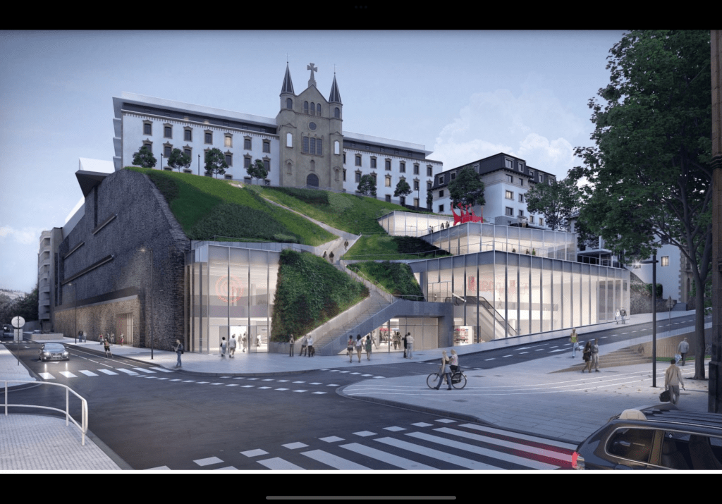 Imagen virtual del centro comercial difundía  por la Sociedad Mixta en la que se aprecia la colonización de la ladera, la eliminación de un tramo del muro protegido, la apertura de otro portón en el muro y la ausencia de arbolado ya que encima de las cubiertas y paredes inclinadas sólo se puede colocar plantas en 35 cm de tierra.